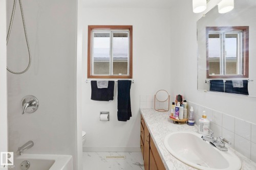 14704 61A Street, Edmonton, AB - Indoor Photo Showing Bathroom