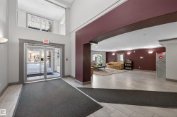 Lobby with a high ceiling - 