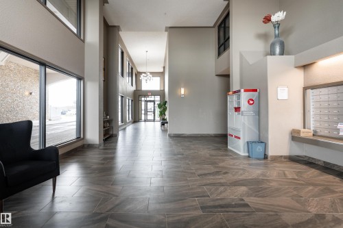 Lobby with a high ceiling - 325 1520 Hammond Gate, Edmonton, AB - Indoor