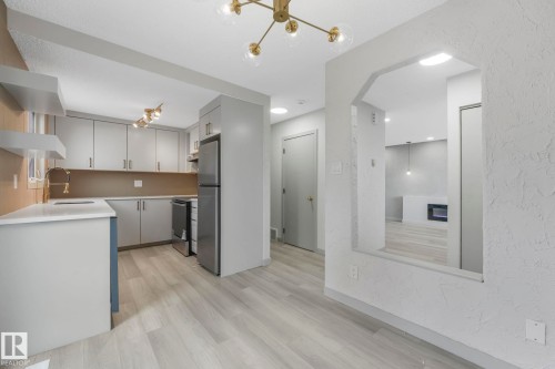 81 Willowdale Place, Edmonton, AB - Indoor Photo Showing Kitchen