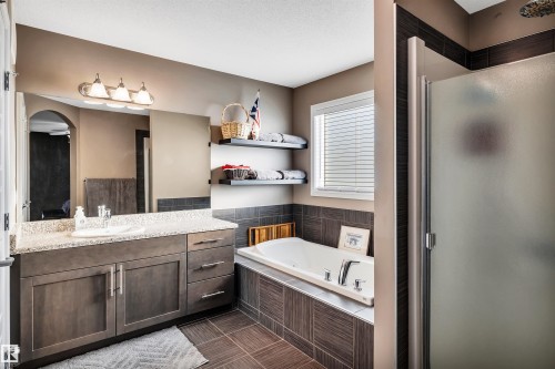 1539 Chapman Way Sw, Edmonton, AB - Indoor Photo Showing Bathroom