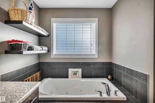 1539 Chapman Way Sw, Edmonton, AB - Indoor Photo Showing Bathroom