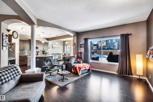 1539 Chapman Way Sw, Edmonton, AB - Indoor Photo Showing Living Room