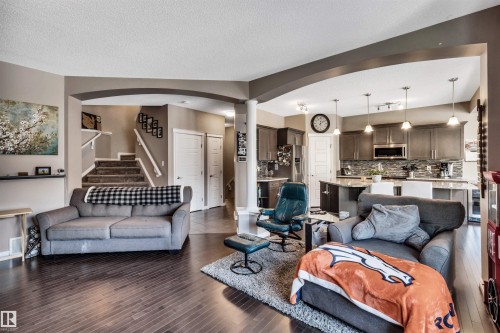 1539 Chapman Way Sw, Edmonton, AB - Indoor Photo Showing Living Room