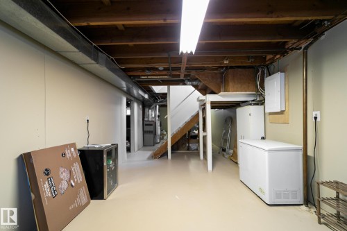 5228 53 Avenue, Viking, AB - Indoor Photo Showing Laundry Room