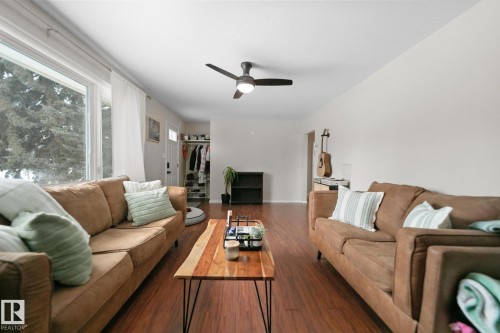 5228 53 Avenue, Viking, AB - Indoor Photo Showing Living Room