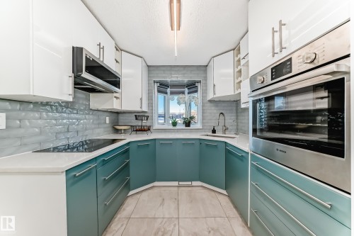 3426 135A Avenue, Edmonton, AB - Indoor Photo Showing Kitchen With Upgraded Kitchen