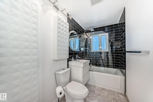 3426 135A Avenue, Edmonton, AB - Indoor Photo Showing Bathroom
