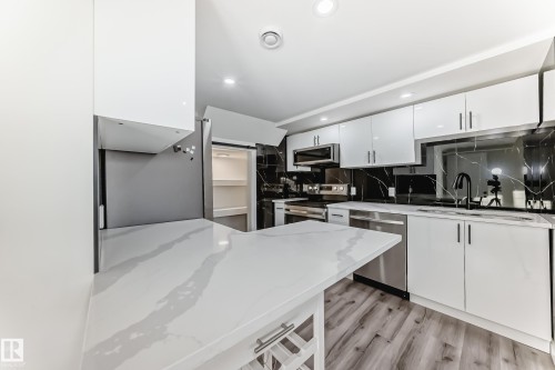 3426 135A Avenue, Edmonton, AB - Indoor Photo Showing Kitchen