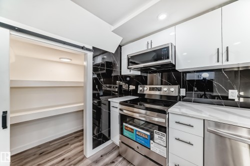 3426 135A Avenue, Edmonton, AB - Indoor Photo Showing Kitchen