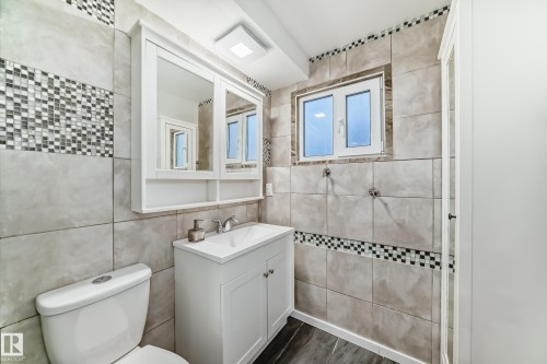 3426 135A Avenue, Edmonton, AB - Indoor Photo Showing Bathroom