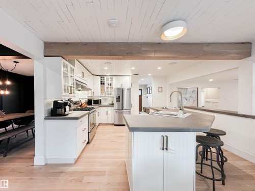 23 Flagstone Crescent, St. Albert, AB - Indoor Photo Showing Kitchen With Upgraded Kitchen
