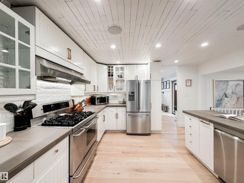23 Flagstone Crescent, St. Albert, AB - Indoor Photo Showing Kitchen With Upgraded Kitchen