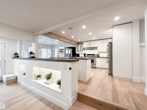 23 Flagstone Crescent, St. Albert, AB - Indoor Photo Showing Kitchen