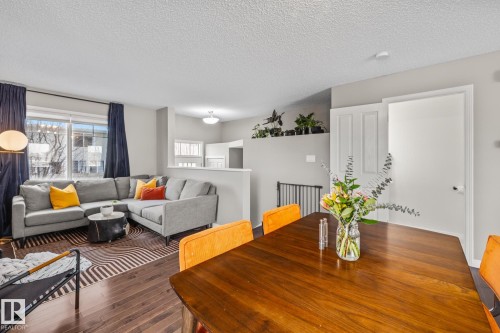 18 1140 Chappelle Boulevard, Edmonton, AB - Indoor Photo Showing Living Room