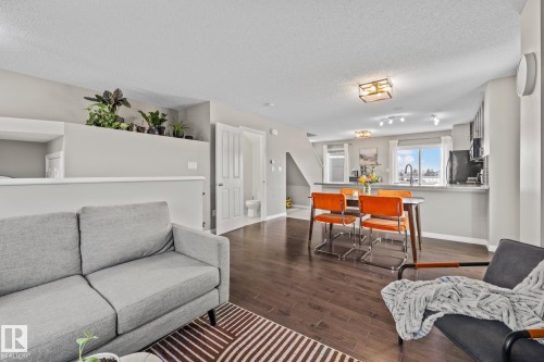 18 1140 Chappelle Boulevard, Edmonton, AB - Indoor Photo Showing Living Room
