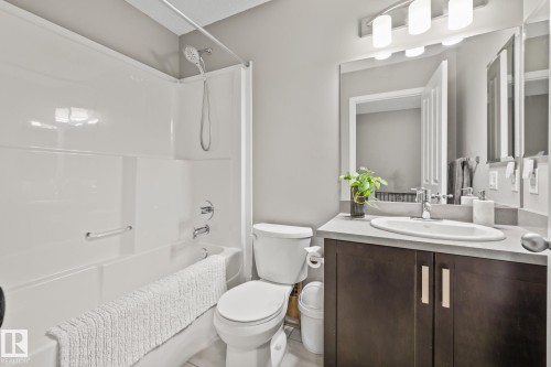 18 1140 Chappelle Boulevard, Edmonton, AB - Indoor Photo Showing Bathroom