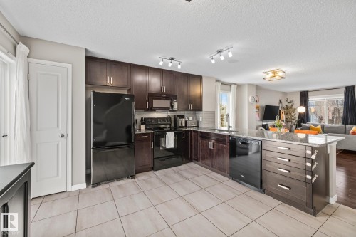 18 1140 Chappelle Boulevard, Edmonton, AB - Indoor Photo Showing Kitchen