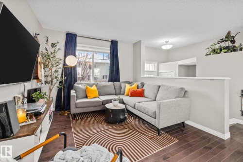 18 1140 Chappelle Boulevard, Edmonton, AB - Indoor Photo Showing Living Room