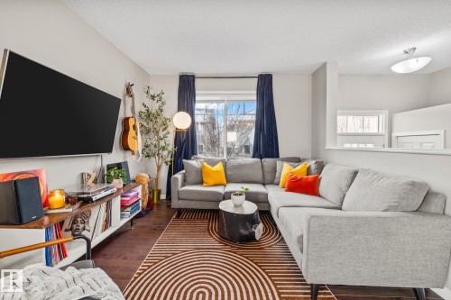 18 1140 Chappelle Boulevard, Edmonton, AB - Indoor Photo Showing Living Room
