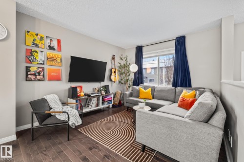 18 1140 Chappelle Boulevard, Edmonton, AB - Indoor Photo Showing Living Room