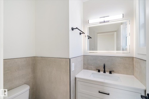 5504 94A Avenue, Edmonton, AB - Indoor Photo Showing Bathroom