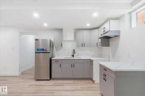 5504 94A Avenue, Edmonton, AB - Indoor Photo Showing Kitchen