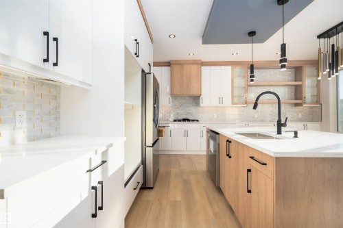 165 Edgewater Cir, Leduc, AB - Indoor Photo Showing Kitchen With Upgraded Kitchen