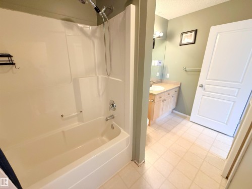 14005 158A Avenue, Edmonton, AB - Indoor Photo Showing Bathroom