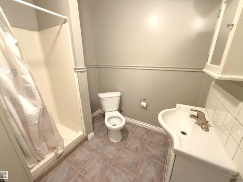 14005 158A Avenue, Edmonton, AB - Indoor Photo Showing Bathroom