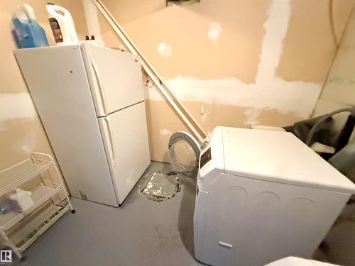 14005 158A Avenue, Edmonton, AB - Indoor Photo Showing Laundry Room