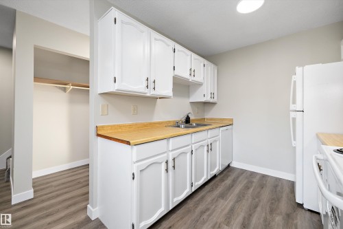 3127 139 Avenue, Edmonton, AB - Indoor Photo Showing Kitchen With Double Sink