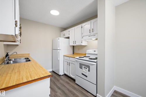 3127 139 Avenue, Edmonton, AB - Indoor Photo Showing Kitchen With Double Sink