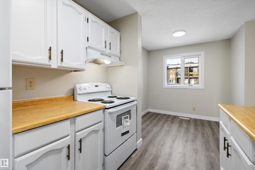 3127 139 Avenue, Edmonton, AB - Indoor Photo Showing Kitchen
