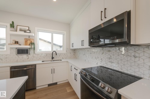 205 Caledonia Drive, Leduc, AB - Indoor Photo Showing Kitchen With Upgraded Kitchen