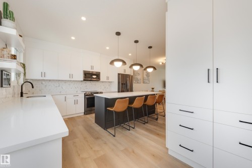 205 Caledonia Drive, Leduc, AB - Indoor Photo Showing Kitchen With Upgraded Kitchen