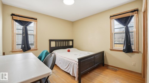 Bedroom featuring baseboards and light wood-style floors - 11520 78 Avenue Nw, Edmonton, AB - Indoor Photo Showing Bedroom