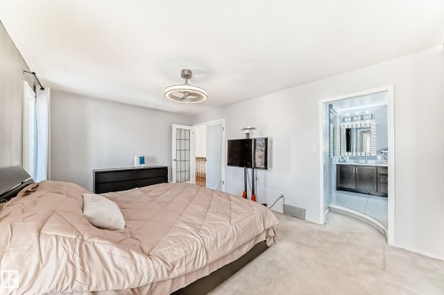 12924 157 Avenue, Edmonton, AB - Indoor Photo Showing Bedroom