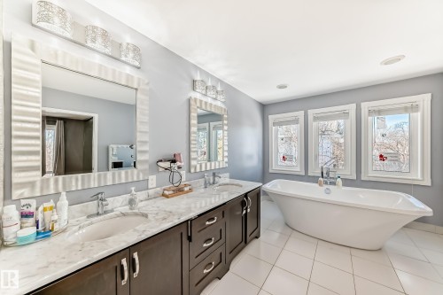 12924 157 Avenue, Edmonton, AB - Indoor Photo Showing Bathroom