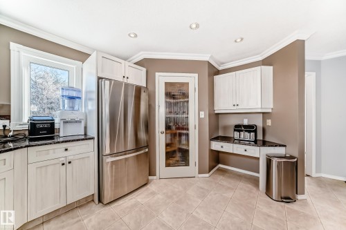 12924 157 Avenue, Edmonton, AB - Indoor Photo Showing Kitchen
