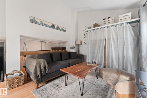 6063 35A Avenue, Edmonton, AB - Indoor Photo Showing Living Room