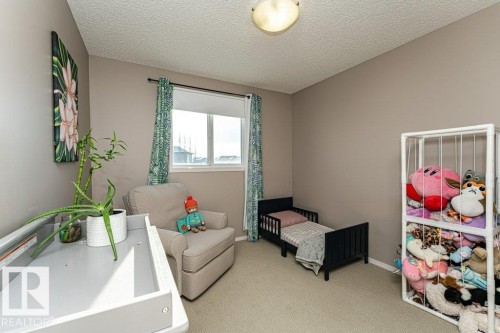 Bedroom featuring carpet and a textured ceiling - 6649 Cardinal Road Sw, Edmonton, AB - Indoor