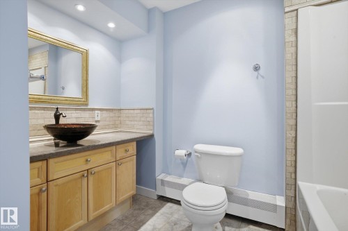 301 10106 105 Street, Edmonton, AB - Indoor Photo Showing Bathroom