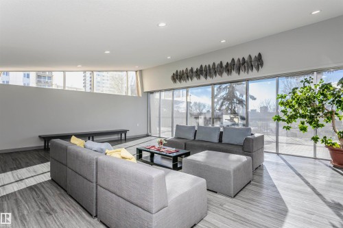 1004 11307 99 Avenue, Edmonton, AB - Indoor Photo Showing Living Room