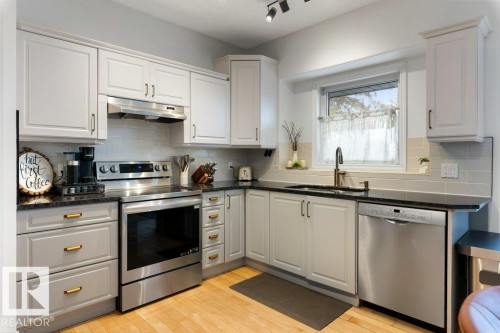 22 Otter Crescent, St. Albert, AB - Indoor Photo Showing Kitchen With Stainless Steel Kitchen