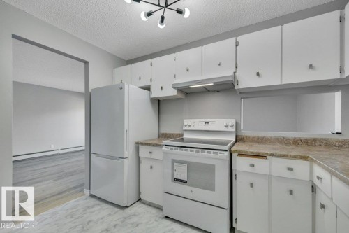3 7404 38 Avenue, Edmonton, AB - Indoor Photo Showing Kitchen