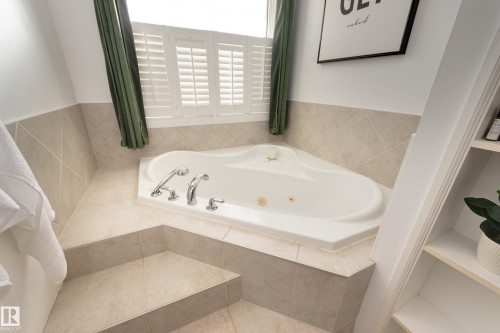 2532 Bell Court, Edmonton, AB - Indoor Photo Showing Bathroom