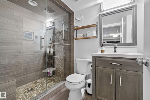 11709 13A Avenue, Edmonton, AB - Indoor Photo Showing Bathroom
