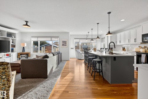 11709 13A Avenue, Edmonton, AB - Indoor Photo Showing Kitchen With Upgraded Kitchen