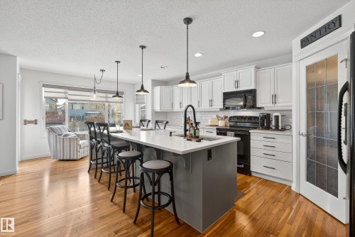 11709 13A Avenue, Edmonton, AB - Indoor Photo Showing Kitchen With Upgraded Kitchen
